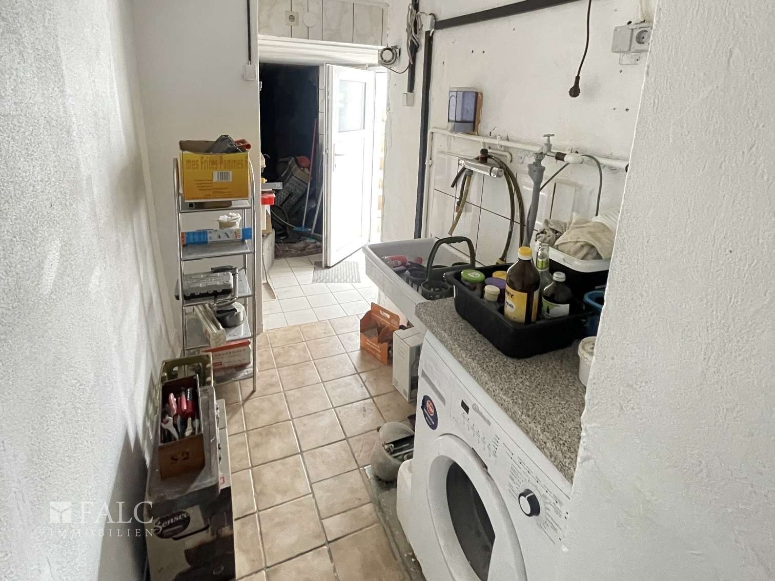 Durchgang zu den Garagen.jpg